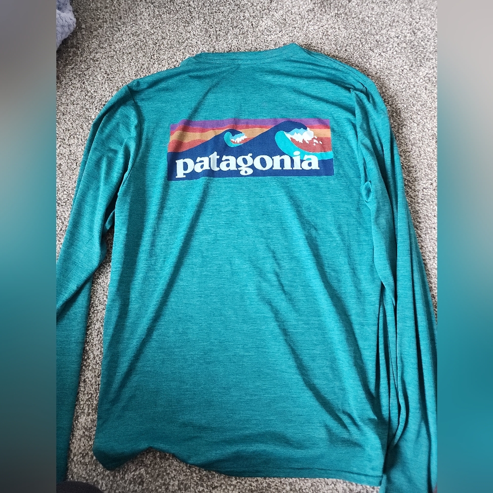 Blue/green patagonia capilene long sleeve (waves)